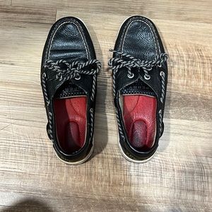 Woman’s size 6 leather sperrys. Very lightly worn